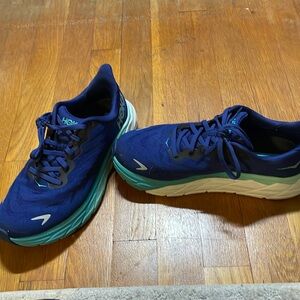 Hoka Arahi 6